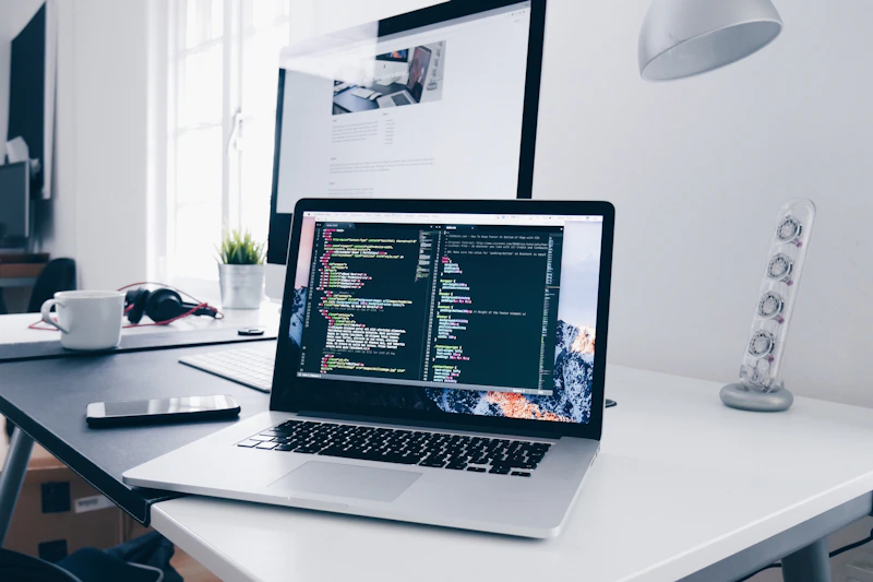 Ambiente de trabalho com código em uma tela