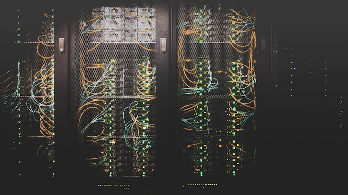 Cabos de rede conectados em servidor