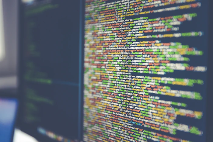 Código colorido projetado em monitor